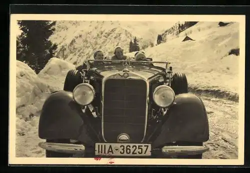 AK Mercedes-Benz Auto Typ 230 Roadster mit Kennzeichen IIIA-36257, Wintersportler in den Bergen, Reklame