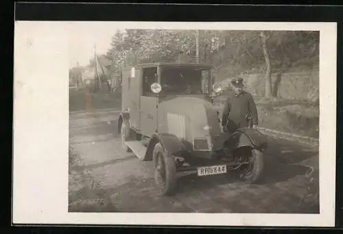 Foto-AK Phänomen LKW, Kraftfahrer Grötsch mit seinem Paketzustellfahrzeug