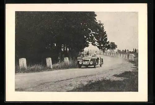 AK Autorennen: eines der Rennwagen kommt die Strasse entlang