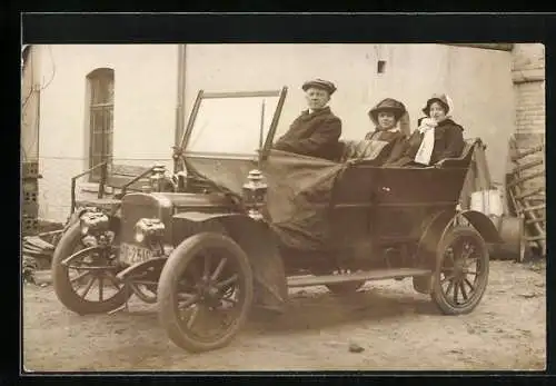 Foto-AK Adler Auto, Herr und zwei Damen im KFZ