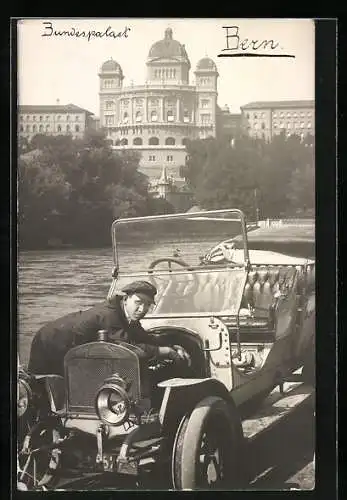 Foto-AK Auto mit offener Kühlerhaube vorm Berner Bundespalast