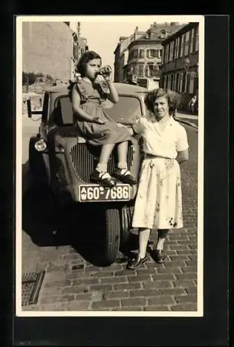 Foto-AK Auto Goliath Goli, Ein Mädchen auf der Motorhaube