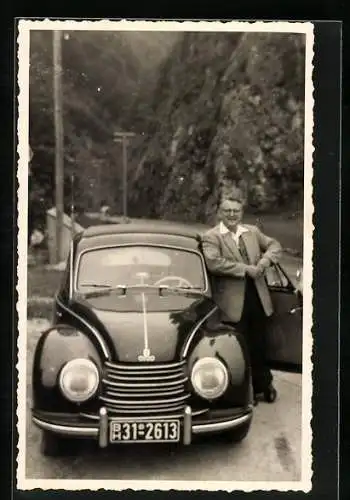 Foto-AK Audi DKW-Auto mit dem Kennzeichen BH31-2613, Fahrer in der Tür