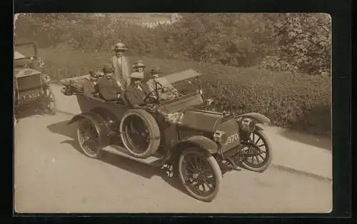 Foto-AK Auto am Strassenrand, 3 Paare bei einer Ausfahrt