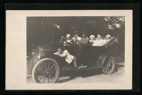 Foto-AK Auto, Familie des Eigentümers im KFZ