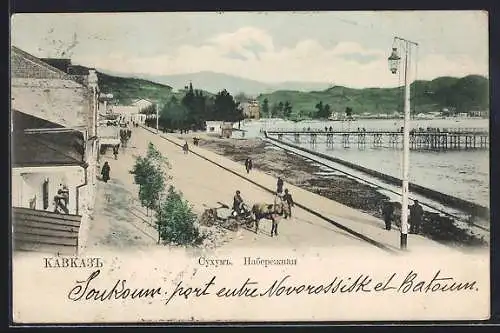 AK Suchumi /Kaukasus, Uferpromenade mit Pferdekutsche und Pier