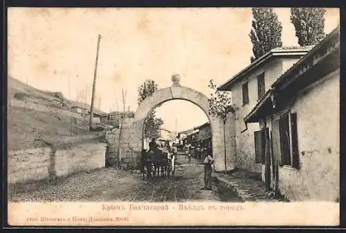 AK Bachtschyssaraj /Krim, Stadtausgang mit Torbogen und Pferdekutsche