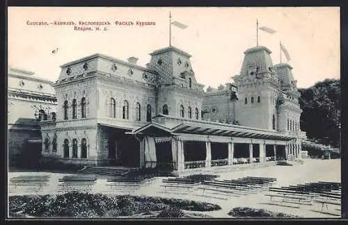 AK Kislowodsk, Fassade des Kurhauses mit Gartenstühlen