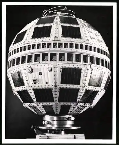 Fotografie USIS Photo, amerikanischer Fenmelde Satellit Telstar II zur Übertragung von Fernsehsignalen, Telefongespr.