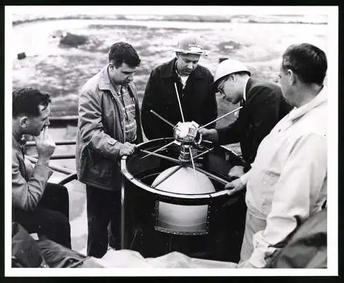 Fotografie USIS Photo, Vienna, US Naval Engineers with Test Sphere at Cape Canaveral, McVeigh, Easton, Smith, Baumann