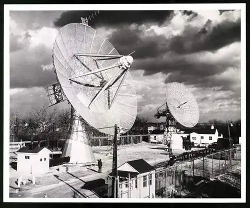 Fotografie USIS Photo, Vienna, Ansicht Fort Monmouth / NJ, the Tiros Weather Satellite Tracking Center for Tiros I