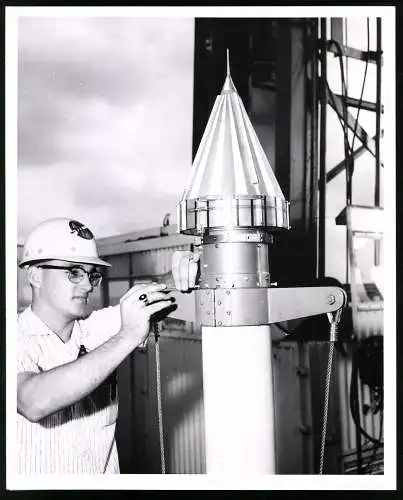 Fotografie USIS Photo, Space Probe Pioneer III, the payload package installed atop the Juno II launching vehicle