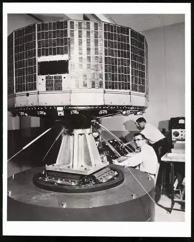 Fotografie USIS Photo, Vienna, Vibrations Test with Tiros Meteorologiacal Satellite befor launching, 21 x 26cm