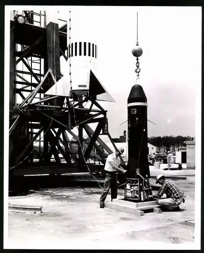 Fotografie USIS Photo, Ansicht Wallops Island /VA, four-stage Scout Rocket at NASA Wallops Station, 1961, 21 x 26cm