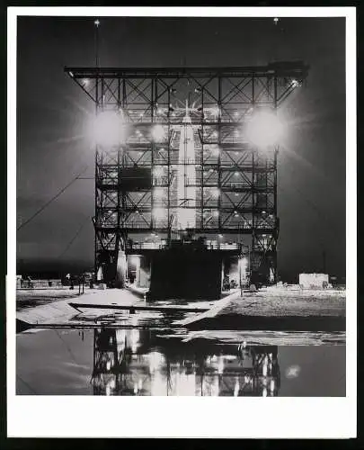 Fotografie USIS Photo, Vienna, Cape Canaveral / FL, Thor IRBM prepared for launching at Cape Canaveral, 21 x 26cm