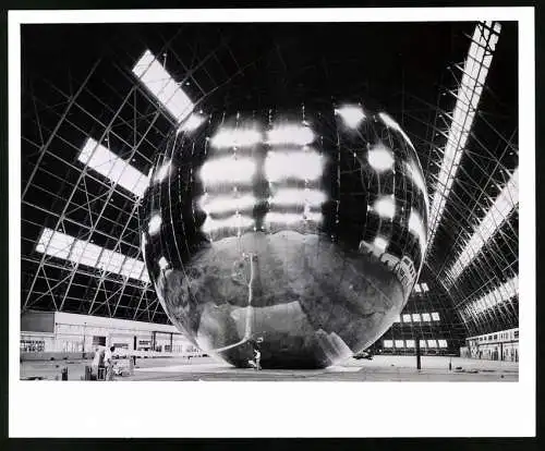 Fotografie USIS Photo, Vienna, Ansicht Hampton / VA, Echo I inflatable Satellite at Langley Research Center, Sphere