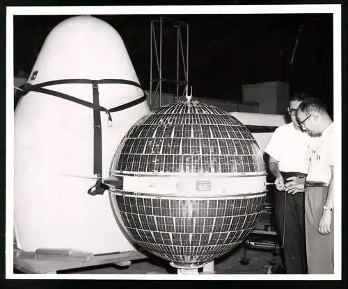 Fotografie USIS Photo, Vienna, Courier Communication Satellite nest to the Thor-Able-Star nose cone, 1960, 26 x 21cm