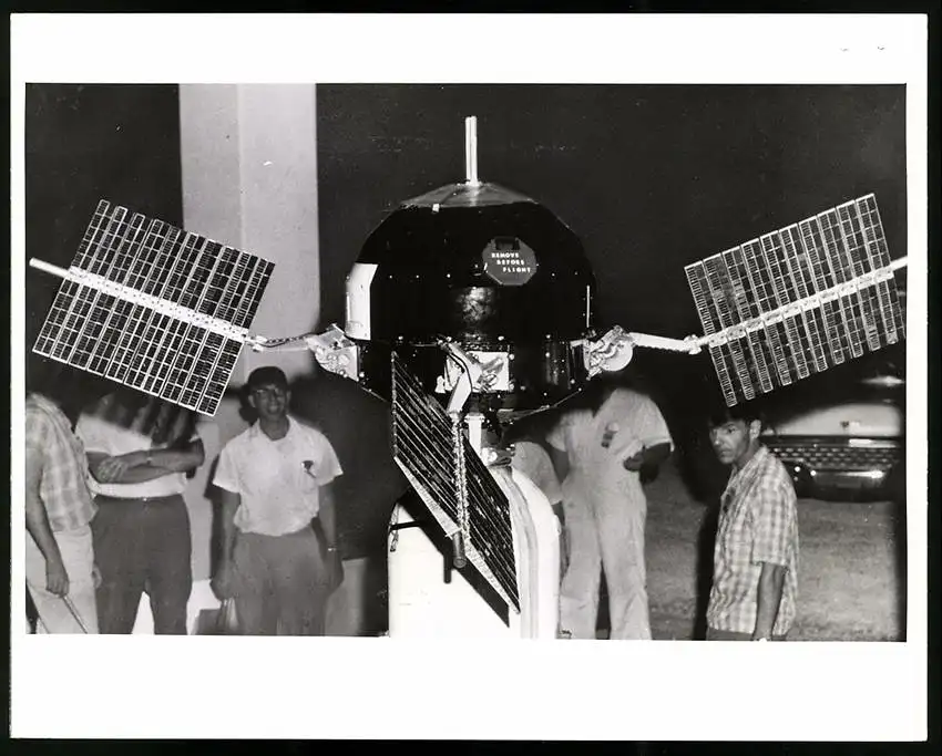 Fotografie USIS Photo, Vienna, Erdsattelit Explorer VI mit je 2000 Sonnenzellen besetzten Flügeln, 26 x 21cm 0