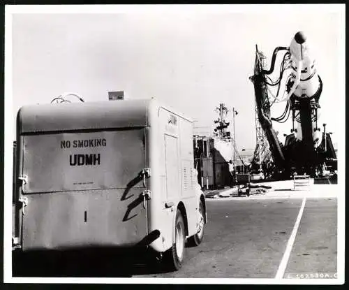 Fotografie USIS Photo, Vienna, Ansicht Vandenberg Air Force Base / CA, Discoverer VII is prepared for launch, Truck