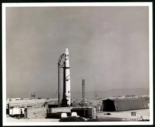 Fotografie U.S. Air Force Photo, Ansicht Vandenberg Air Force Base / CA, Discoverer VII prepared for launch, 21 x 26cm