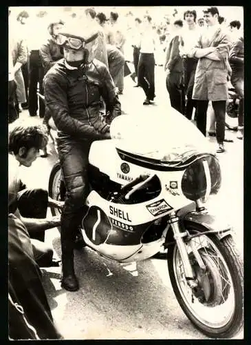 Fotografie Walter Rohrlapper, Leipzig, Yamaha Rennmotorrad mit Startnummer 1, letzte Handgriffe vor dem Start