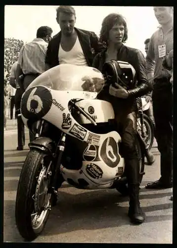 Fotografie unbekannter Fotograf und Ort, Motorradrennfahrer Barry Sheene auf seiner Yamaha 250