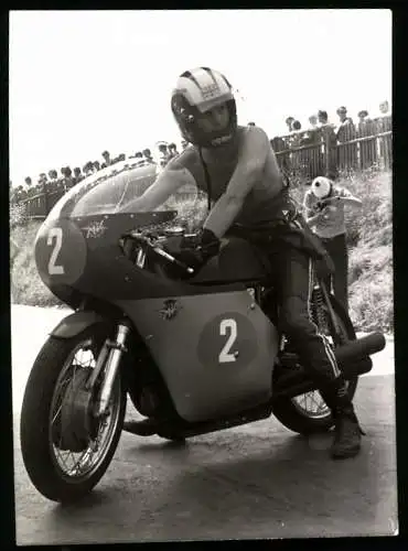 Fotografie D. Lob, Leipzig, Motorrad, britischer Rennmotorrad Fahrer auf seiner MV Augusta, Motorradrennen