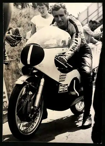 Fotografie D. Lob, Leipzig, Motorrad, Renzo Pasolini auf Benelli Rennmaschine, Startnummer 1