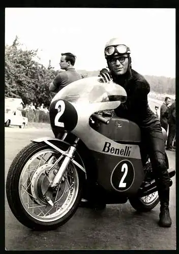 Fotografie D. Lob, Leipzig, Motorrad Rennfahrer Renzo Pasolini auf Benelli Rennmotorrad mit Startnummer 2