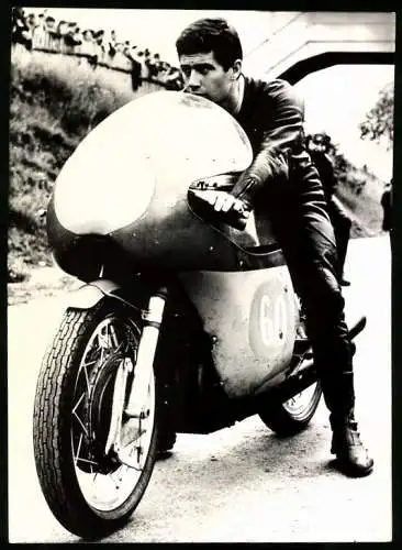 Fotografie Dieter Lob, Leipzig, Motorrad-Rennfahrer Giacomo Agostini auf MV-Augusta mit Startnummer 60