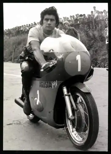 Fotografie D. Lob, Leipzig, Rennfahrer Giacomo Agostini auf MV-Augusta Rennmotorrad mit Startnummer 1, Motorradrennen