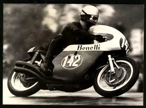 Fotografie Walter Rohrlapper, Leipzig, Motorrad Rennfahrer auf Benelli Rennmaschine mit Startnummer 142