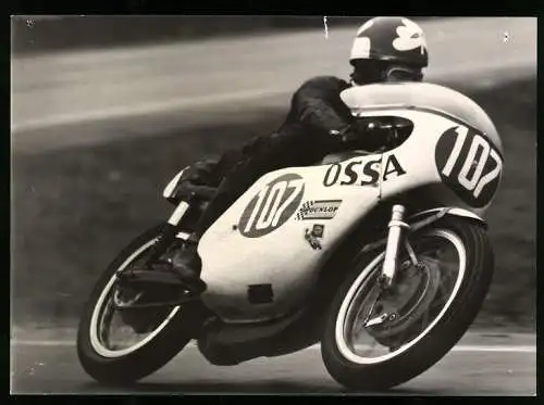 Fotografie D. Lob, Leipzig, Motorrad Rennfahrer auf Orpheo Sincronia SA Ossa Rennmotorad mit Startnummer 107