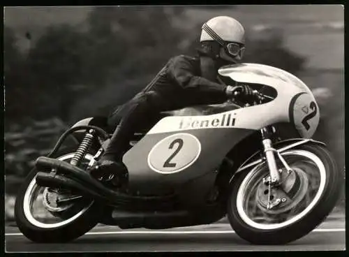 Fotografie D. Lob. Leipzig, Motorrad Rennfahrer Renzo Pasolini auf Benelli Rennmaschine mit Startnummer 2