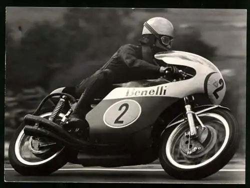 Fotografie D. Lob. Leipzig, Renzo Pasolini auf Benelli Rennmotorrad mit Startnummer 2, Motorradrennen