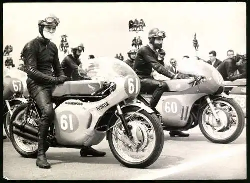 Fotografie Dieter Lob, Leipzig, Motorrad Rennfahrer Mike Hailwood auf Honda mit Startnummer 61 nebst MV-Augusta