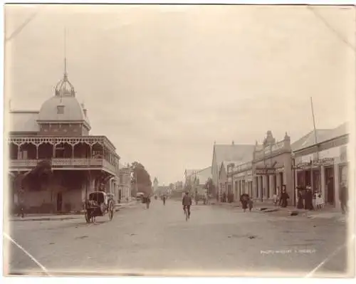 Fotografie Wright & Andrew, Ansicht Bloemfontain, Blick in die Maitland Street mit dem International Club, Geschäfte