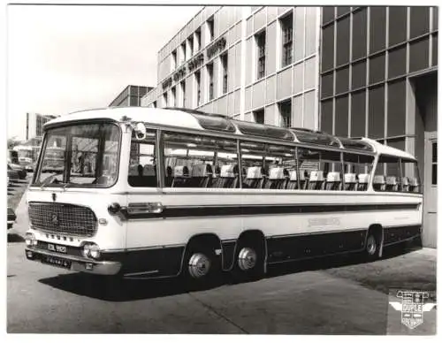 4 Fotografien Hugh Wootten Ltd., Duple Coachbuilders Reisebusse des Southern Vectis Unternehmens vor Duple Bodies Werk