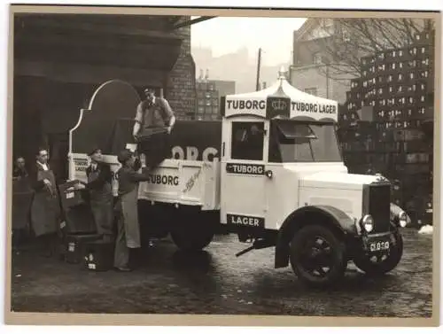 Fotografie unbekannter Fotograf und Ort, Albion LKW der Tuborg Brauerei, Arbeiter beladen den LKW mit Bierkästen