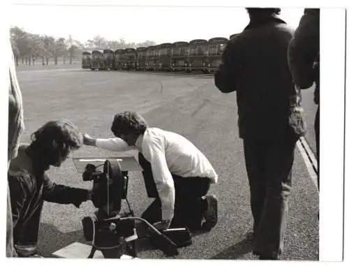 Fotografie National Bus Co., London, Kamerateam macht aufnahmen von englischen Bussen, Werbefilm