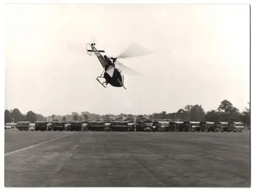 Fotografie National Bus Co., London, Hubschrauber fliegt auf englische Busse zu, Kameraaufnahmen