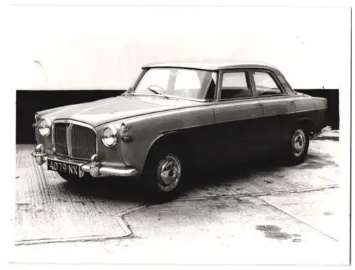 Fotografie unbekannter Fotograf und Ort, Rover P5, auch Mittelklasse-Rolls-Royce genannt, Kennzeichen 4079 NX