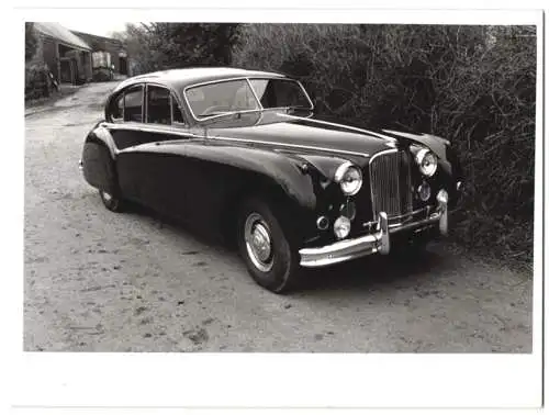 Fotografie unbekannter Fotograf und Ort, Auto Jaguar MK VII in einer Kurve