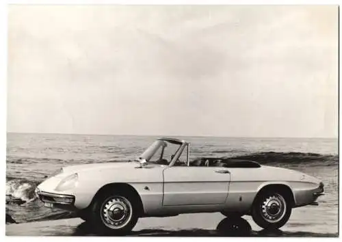 Fotografie unbekannter Fotograf und Ort, Auto Alfa Romeo Spyder Cabrio parkt am Meer