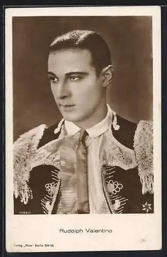 AK Schauspieler Rudolph Valentino im altertümlichen Kostüm