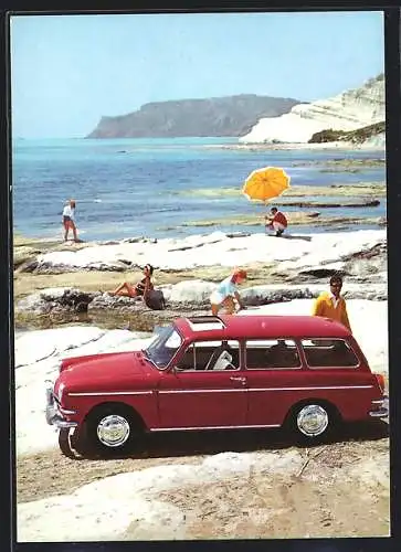 AK Familie hat ihr VW-Automobil direkt am Strand geparkt