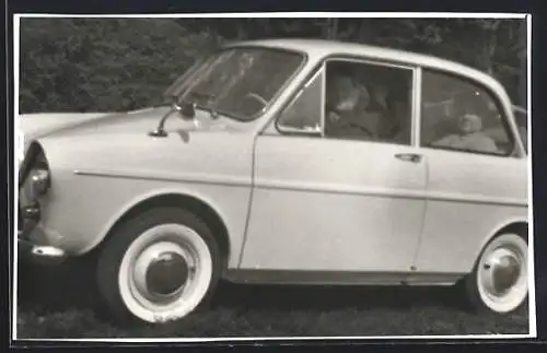 Foto-AK Auto, Familie in einem zweitürigen Fahrzeug