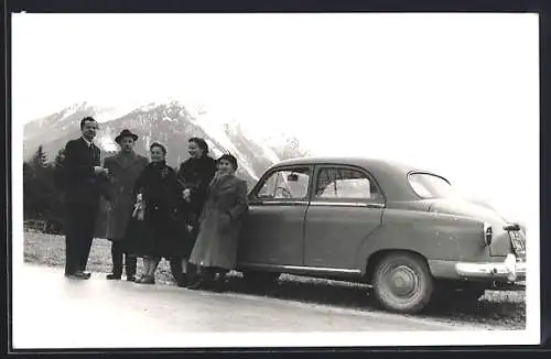 AK Auto mit dem Kennzeichen W 35 944, Familie macht mit ihrem Fahrzeug Halt in den Bergen