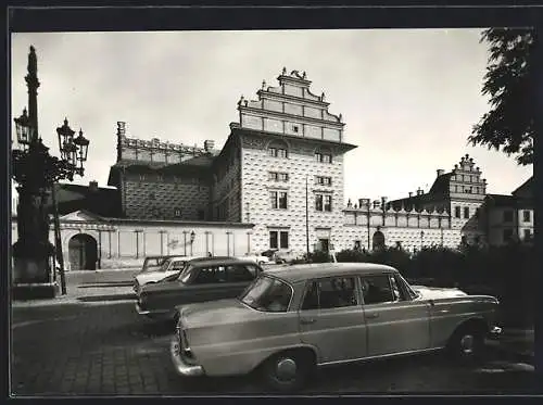 AK Auto Mercedes Benz, Fahrzeug auf dem Parkplatz vor dem Schwarzenbergpalais am Hradschinplatz