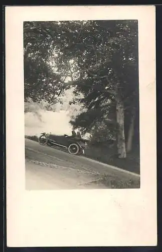 AK Auto mit offenem Verdeck, Zwei Männer fahren bergan